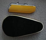 scrumieră ceramică și o brichetă pentru trabucuri, ambele cu marca Cohiba.