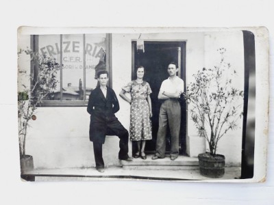 Fotografie veche grup in fata la FRIZERIA CFR - Tunsori de dame, tip vedere foto