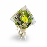 Buchet predominant verde ,din flori naturale uscate si stabilizate