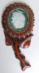 Oglinda romaneasca din lemn de cires sculptata manual in forma de floarea soarelui, anii 70