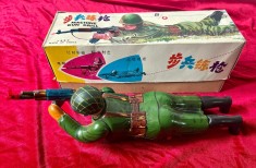Militar anii 60 Jucărie cu baterii China &icirc;n cutia originală ME644 Soldat din tablă și cauciuc 35 cm lungime
