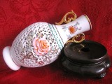 VAZA PORTELAN PERFORAT CHINA CU SUPORT PORTELAN DECOR CU TRANDAFIR 19.5 CM