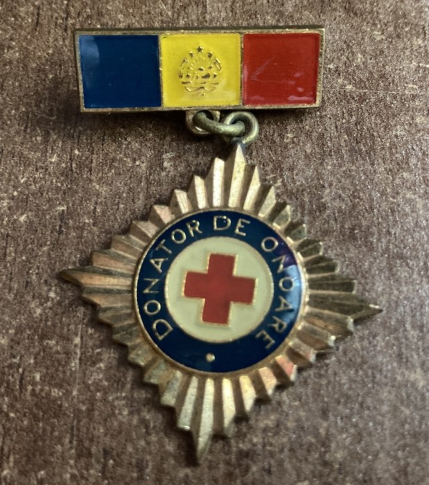 QW9 N8 88 - insigna - tematica comunism - medicina - Donator de onoare