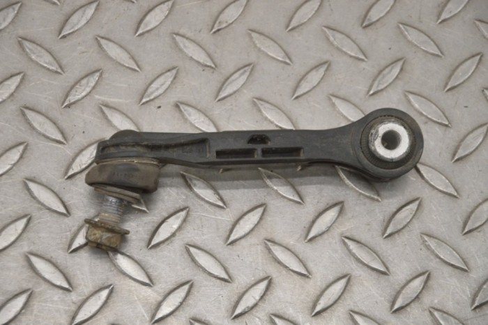 Bieleta stabilizatoare dreapta spate BMW 7 G11, G12 2015 OEM: 6861482 18166861