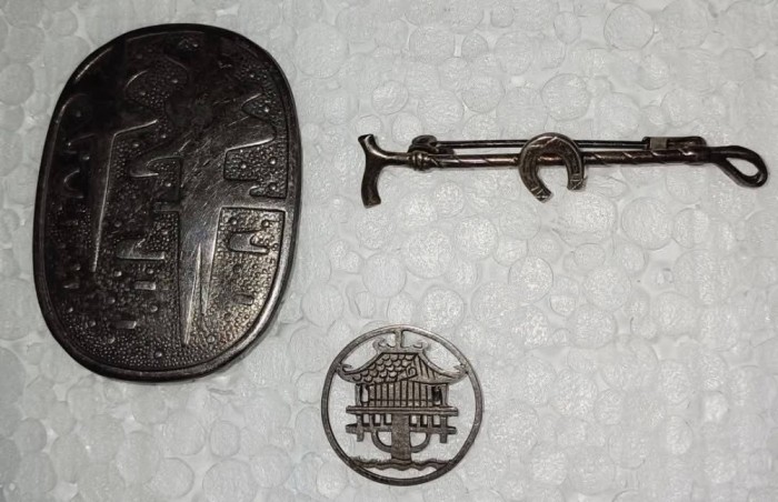 CY - Lot de 3 brose deosebite ante &#039;90 fara marcaje / metal alb neferos / Stare!