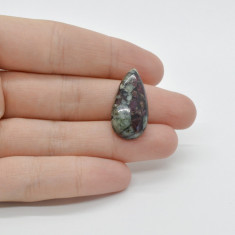 Cabochon eudialit 26x13x6mm c9