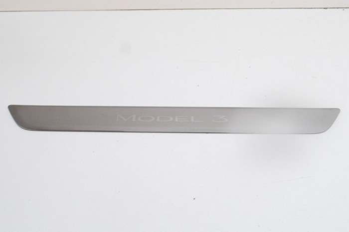 Ornament prag dreapta față TESLA MODEL 3 2020 OEM: 1504763-00-A 16035640