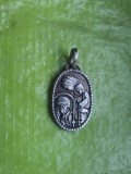 H130-Medalion Pelerinaj Rozariu la Notre Dame din Luvru anii 1900, maxim interbelic, alama argintata stare buna in patina timpului.