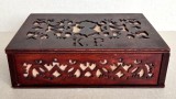 Caseta vintage din lemn de cires (1933), cu ornamente traforate si matase cu snur la interior, 26x19cm