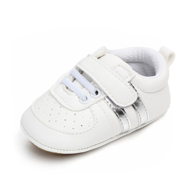 Adidasi bebelusi cu dungi argintii (Marime Disponibila: 3-6 luni (Marimea 18