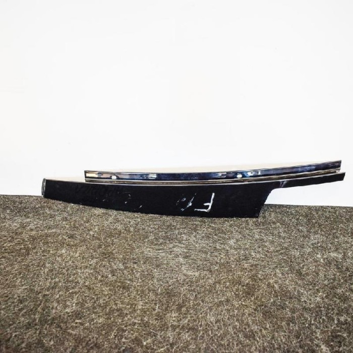 Ornament vertical ușă dreapta față BMW 5 Touring F11 2013 OEM: 7209724 3402667