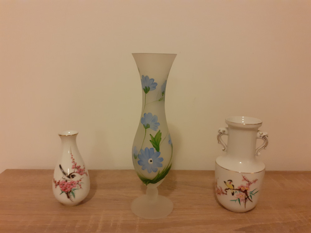 Lot 3 vaze vechi, fine, pictate, arta decorativa: 2 portelan, 1 sticla  sablata | Okazii.ro