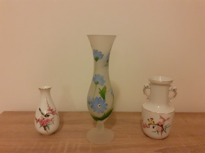 Lot 3 vaze vechi, fine, pictate, arta decorativa: 2 portelan, 1 sticla sablata foto