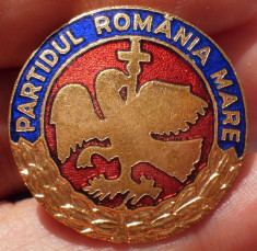I.990 INSIGNA ROMANIA PARTIDUL ROMANIA MARE 26mm email foto