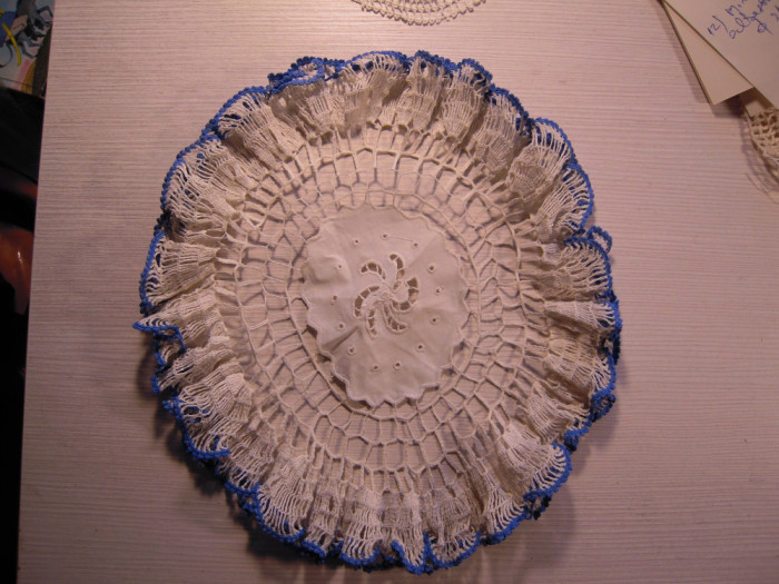 Macrame (mileu) cu margine dantelata albastra (4) cu diametru de 30 cm