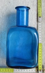 Sticlă-decantor antic, albastru cobalt &amp;icirc;n formă pătrată, probabil Bristol. foto