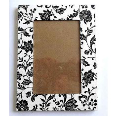 Rama foto din lemn decorata cu elemente florale negre 32483