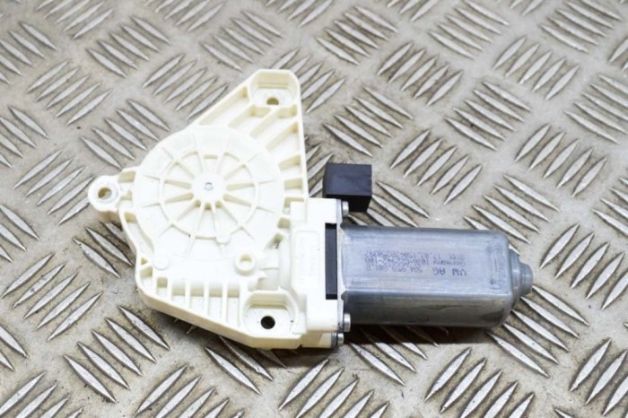 Motor macara geam ușă st&acirc;nga față VW PASSAT Variant B8 3G5 2015 OEM: 5Q4959801B,1036-C22942-100 18279704