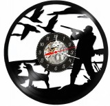 Ceas de perete decorativ Vanatoare de Rate, realizat din disc de vinil upcycled, model Vanator si Caine de Aport, negru, 30 cm