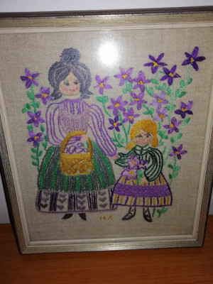 Tablou cusut brodat broderie veche inramata lucrat manual mama cu fetita in port traditional flori nuante mov rama lemn cu protectie foto