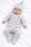 Set gri pentru bebelusi din bumbac cu bluza petrecuta, pantaloni si caciulita,