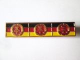 DDR/Germania Democrată baretă metalică triplă cu 3 drapele din anii 60,produsul din imagini