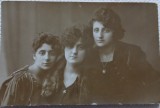 Fotografie tip Carte Postala, Trei prietene, perioada interbelica
