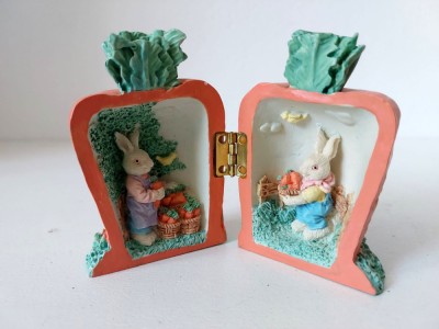** Jucarie / decor morcov cu iepurasi in interior, praf ceramic, 7cm, cu balama foto