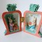 ** Jucarie / decor morcov cu iepurasi in interior, praf ceramic, 7cm, cu balama