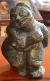 STATUETA VECHE DIN BRONZ SEMNATA(C.G)/Dim.102x80mm si cca.1000 grame/ POZE !