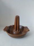 Vas ceramic vintage pentru copt / rotisat pui la cuptor in pozitie verticala, decorat cu 2 gaini