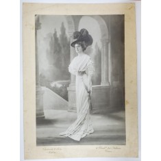 STUDIO PORTRAIT D &#039;ART FELIX , PARIS , DOAMNA CU ROCHIE ALBA , FOTOGRAFIE , SFARSITUL SEC. XIX