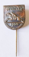 INSIGNA CAMPIONATUL NATIONAL DE CALARIE 1950 HIPODROM HIPIC HIPICA HIPISM ( CITITI DESCRIEREA )