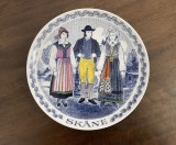 Farfurie din portelan suedez, editie limitata, tematica costume folclorice suedeze, Farfurii