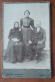 Fotografie pe carton, barbat cu doua femei, inceput de secol XX