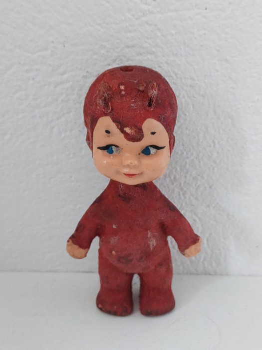 ** Papusa veche, vintage, dracusor rosu, posibil Ungaria, 9cm, plastic