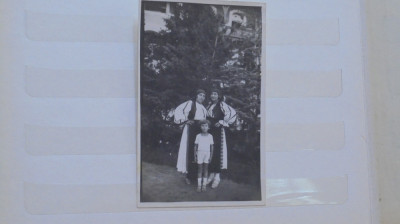 ROM - FOLCLOR - FEMEI CU COPIL IN COSTUME NATIONALE DIN ARDEAL - 1930- 40 - foto