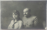 Ofiter in uniforma model 1912 cu fiica// foto tip CP