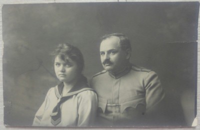 Ofiter in uniforma model 1912 cu fiica// foto tip CP foto