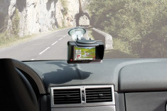 Suport auto sisteme GPS de la 3,5 inch pana la 5,2 inch, cu ventuza, cu Parasolar foto