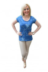 Tricou din bumbac, de culoare albastra cu imprimeu floral foto