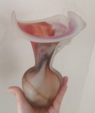 Vază din sticlă suflată vintage, cu nuanțe de portocaliu și roz. O piesă decorativă elegantă și unică, care poate adăuga farmec oricărui spațiu