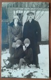 Fotografie tip carte postala, familie cu doi copii, perioada interbelica