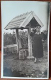 Fotografie tip carte postala, femeie la fantana, perioada interbelica