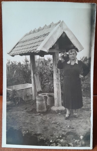 Fotografie tip carte postala, femeie la fantana, perioada interbelica