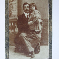 Fotografie pe carton 100 x 70 mm circa 1900:Domn cu fetița în brațe