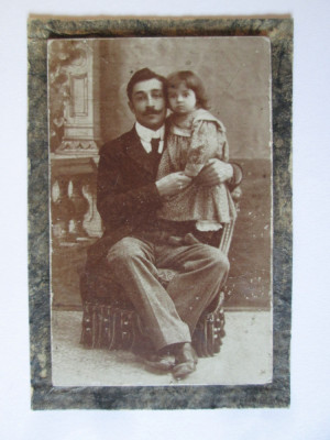 Fotografie pe carton 100 x 70 mm circa 1900:Domn cu fetița &amp;icirc;n brațe foto