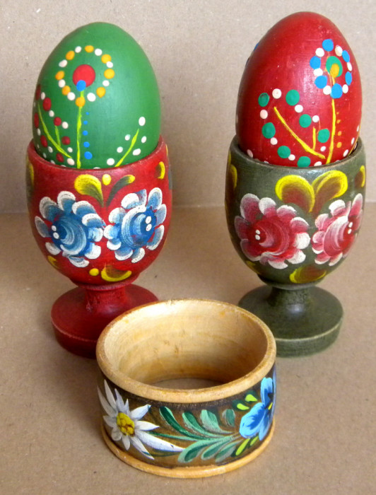 Set 2 pahare + oua + inel din lemn pictat manual, artizanat traditional anii 70