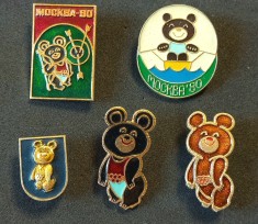 Lot 5 Insigne de colecție - ursulețul "MISHA", mascota oficială a Jocurilor Olimpice de Vară din 1980 de la Moscova