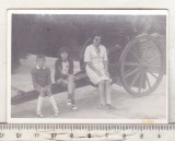bnk foto - Mausoleul de la Marasesti - excursionisti stand pe tun